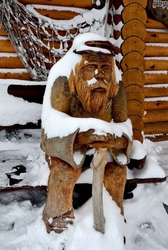 Immagine con neve, legno, scultura, barba, vecchio, rete, bastone, bianco, inverno, marrone, anziano, casa, statua