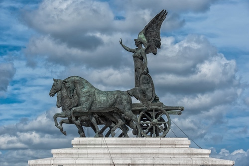 Immagine con cavalli, ali, nuvole, monumento, cielo, statua, angelo, carro