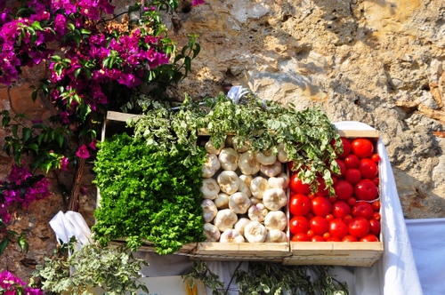 Immagine con pomodori, fiori, tricolore, aglio, rosso, verde, prezzemolo, verdura, bianco