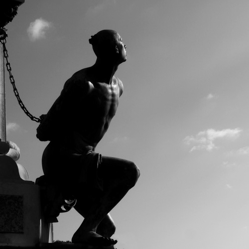 Immagine con statua, bianconero, controluce, cielo, catena, monumento, catene, uomo, nuvole, nero, seduto, scultura, incatenato, schiavo