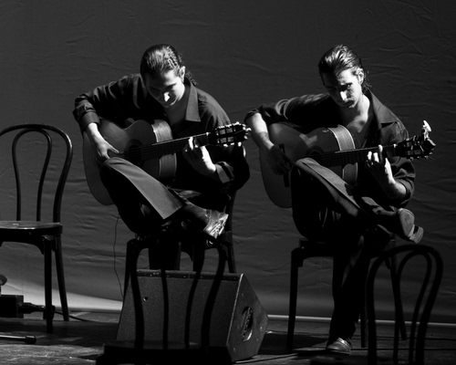 Immagine con musicisti, chitarre, bianconero, sedie, chitarristi, due, musica, uomini, luce, sedia