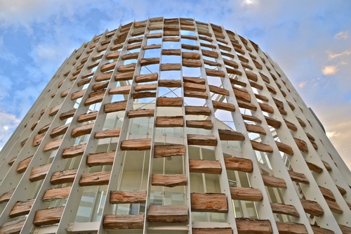 Immagine con cielo, legno, grattacielo, finestre, architettura, nuvole, expo, palazzo, padiglione, balconi, vetri, ferro