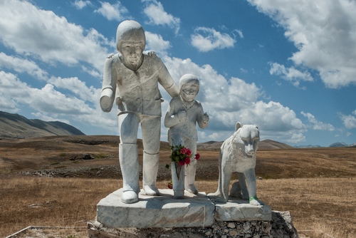 Immagine con nuvole, monumento, fiori, statue, cane, cielo, uomo, sculture, statua, bambino, animale, bianco