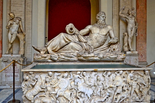 Immagine con statue, marmo, museo, statua, bassorilievo, sarcofago, scultura, sculture, cavalli, uomo, classica, arte, bianco, anfora