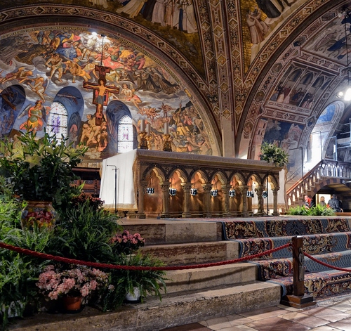 Immagine con altare, chiesa, affreschi, fiori, gradini, crocifisso, piante