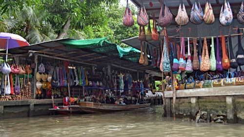Immagine con mercato, borse, acqua, alberi, verde, fiume, bancarelle, colori, barche, barca, canale, ombrellone, cappelli, merci, imbarcazione