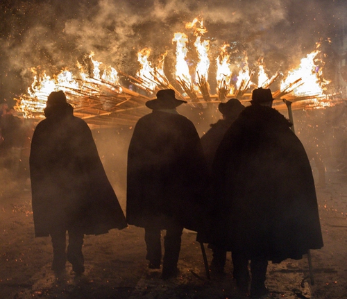 Immagine con cappelli, mantelli, fuoco, uomini, fumo, fiamme, quattro, notte, luce, falò, persone, fiamma, nero, fuochi, mantelle, ndocciata, neri, bastone, bastoni