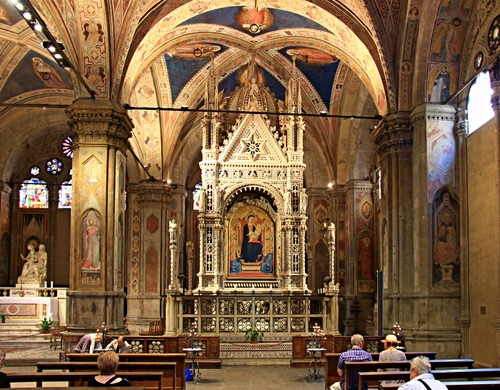 Immagine con chiesa, altare, colonne, banchi, fedeli, statue, persone, madonna, arco, navata, panche, archi, panchine, affreschi, abside, sculture, interno, candelabri, volta, cupola