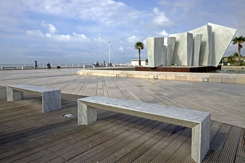 Immagine con panchine, monumento, marmo, palme, piazza, cielo, mare, fontana