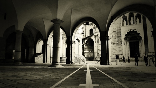 Immagine con archi, bianconero, portico, colonne, portici, prospettiva, piazza, pilastri, linee