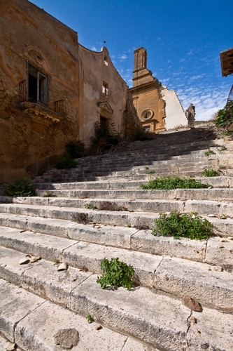 Immagine con gradini, scalinata, scala, erba, chiesa, finestra, cielo, muri, rovine, piante, scale, nuvole, verde, scalini, ombra, abbandono