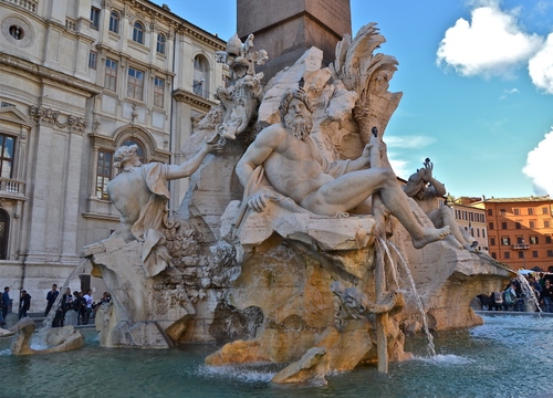 Immagine con fontana, statue, acqua, roma, nuvole, piazza, palazzi, fiumi, cielo, marmo, zampilli, azzurro, bianco, palazzo, case, archi, edifici, sculture, vasca, finestre, quattro, persone