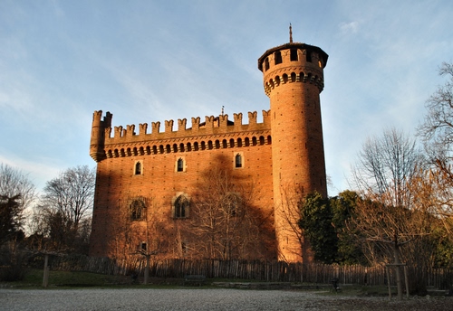 Immagine con castello, torre, merli, alberi, finestre, cielo