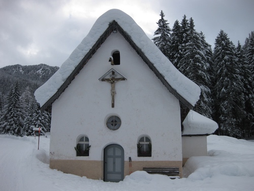 Immagine con neve, chiesa, crocifisso, alberi, inverno, croce, bianco