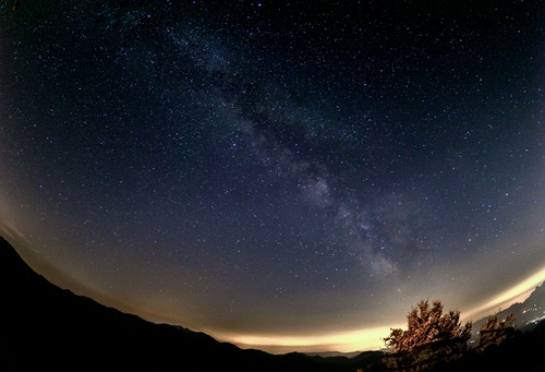 Immagine con cielo, stelle, albero, notte, blu, nero, lattea, via, montagne, notturno, alberi, stellato, astri
