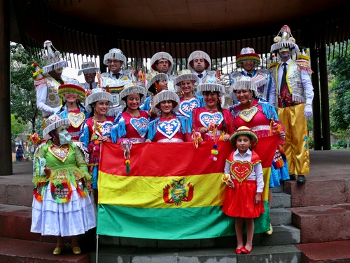 Immagine con bandiera, cappelli, verde, rosso, costumi, giallo, gruppo, stemma, cuori, persone, uomini, donne, bambina, bolivia, bambini, colori, costume