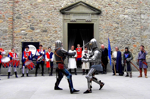 Immagine con duello, spade, armature, costumi, corazze, tamburi, persone, duellanti, medioevo, guerrieri, cavalieri