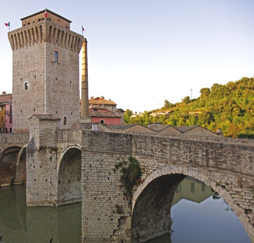 Immagine con ponte, torre, fiume, acqua, archi, riflessi, bandiere, ciminiera