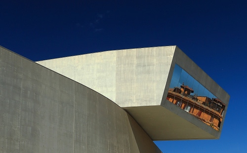 Immagine con cielo, cemento, architettura, riflesso, azzurro, specchio, case, riflessi, finestre, vetri, geometrie, geometria, vetro, vetrata, grigio, palazzo, blu