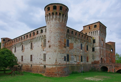 Immagine con castello, torri, prato, albero, finestre, ponte, cielo, torre, alberi