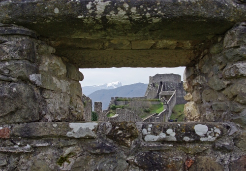 Immagine con castello, finestra, muro, mura, ruderi, feritoia, torre, montagne, merli, pietra, rovine