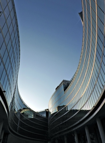 Immagine con cielo, finestre, palazzo, colonne, vetro, riflessi, architettura, curve, vetri, grattacielo, grattacieli, prospettiva, palazzi, riflesso