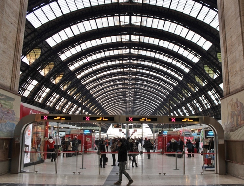 Immagine con stazione, persone, galleria, porte, archi, passanti, soffitto, arcata, vetro, viaggiatori, vetri, treni