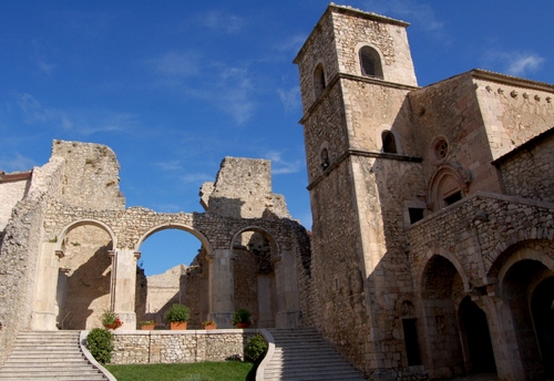 Immagine con archi, scale, chiesa, cielo, campanile, torre, medioevo, vasi