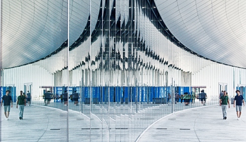 Immagine con specchi, riflessi, persone, passanti, riflesso, azzurro, vetri, curve, verde, bianco, specchio, architettura, blu, celeste, due