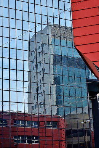 Immagine con rosso, riflesso, finestre, palazzi, azzurro, riflessi, grattacielo, vetrate, lampione, vetro, rettangoli, cielo, vetri, specchi, vetrata, palazzo