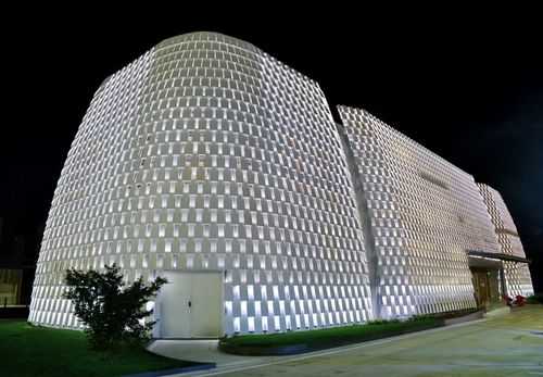 Immagine con notte, bianco, palazzo, luci, notturno, verde, porte, nero, albero, architettura, prato, pianta, porta