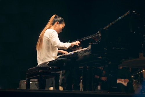 Immagine con pianoforte, donna, coda, nero, pianista, musicista, mani, capelli, sgabello, musica, bianco, tasti, tastiera, suonare, piano, ragazza
