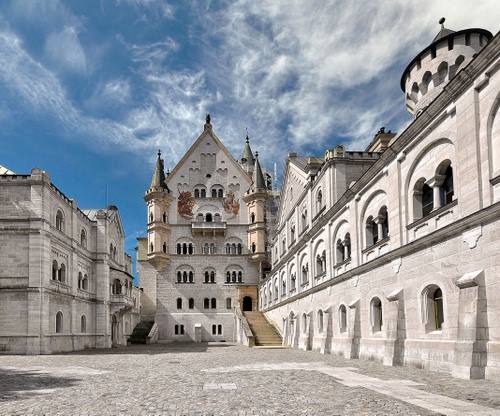 Immagine con piazza, finestre, castello, scale, nuvole, bifore, palazzi, torri, scala