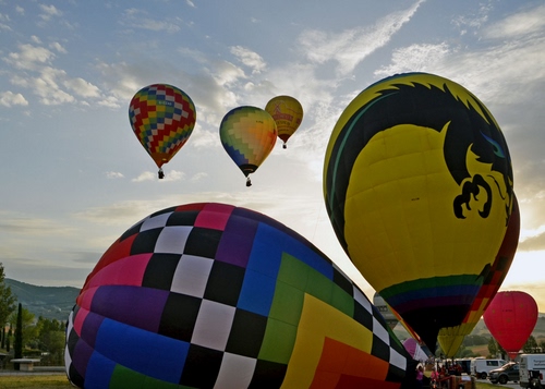 Immagine con nuvole, cielo, mongolfiere, colori, giallo, palloni, alberi, rosso, nero, mongolfiera, azzurro, verde, volo, bianco, quadrati