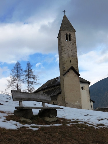 Immagine con chiesa, panchina, campanile, alberi, neve, nuvole
