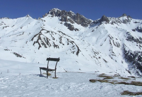Immagine con panchina, neve, montagna, bianco, inverno, montagne, cime, cielo