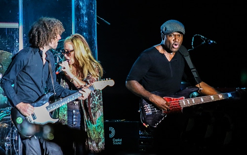 Immagine con microfono, chitarre, musicisti, cantanti, cantante, capelli, tre, chitarra, cappello, donna, ricci, complesso, chitarristi, chitarrista, gruppo, uomini, trio, bionda, band, musica