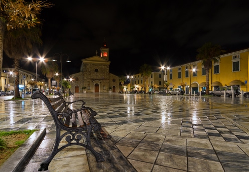 Immagine con panchina, chiesa, piazza, luci, notte, bagnato, selciato, notturno