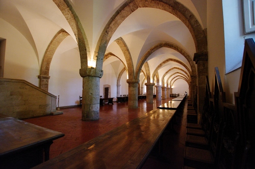 Immagine con colonne, archi, tavoli, interno, volte, panche, luci, chiesa, sedie, refettorio