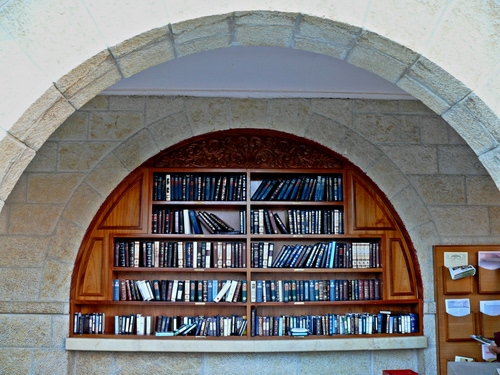 Immagine con libri, libreria, archi, arco, legno, ripiani, scaffale, scaffali, pietra, biblioteca, vetrina