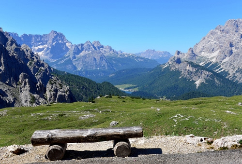 Immagine con panchina, verde, montagna, panorama, legno, montagne, prato, tronchi, cielo