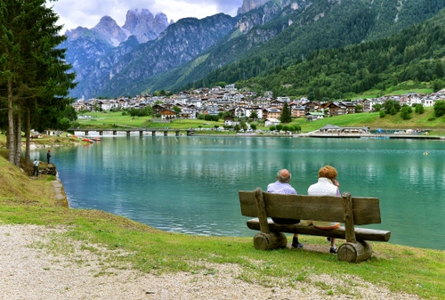 Immagine con panchina, lago, montagna, panorama, acqua, persone, paese, alberi