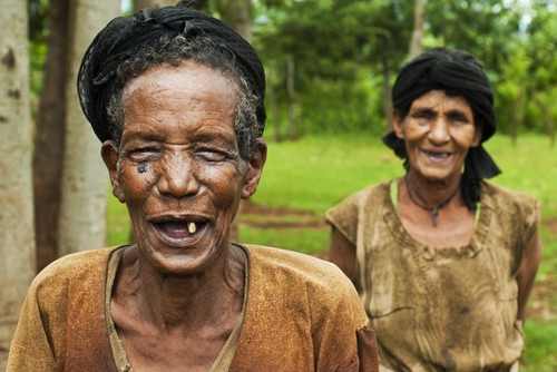 Immagine con sorriso, dente, verde, due, donna, alberi, uomo, persone, denti, cappello, coppia, vecchio, copricapo, bocca, sfocato, occhi, capelli, indigeni, sdentati, sorrisi, ritratto, naso, foresta