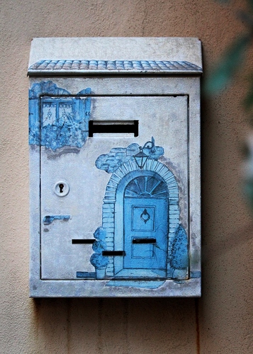 Immagine con cassetta, serratura, porta, posta, azzurro, finestra, muro, lettere, fessura, disegni, tetto, disegno, decorazioni, decorazione, celeste