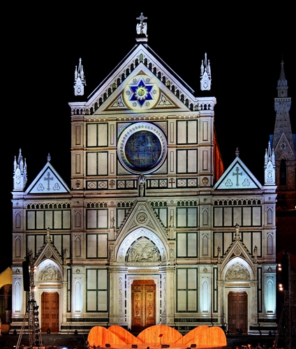 Immagine con chiesa, facciata, rosone, notturno, notte, portoni, guglie, arancio, portale, duomo, luci