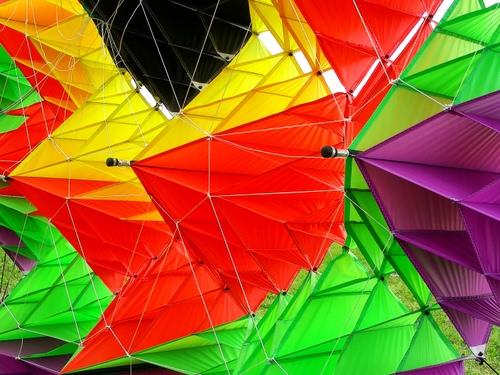 Immagine con rosso, giallo, verde, colori, viola, fili, nero, corde, triangoli, geometrie