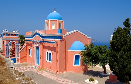 Immagine con chiesa, cupola, azzurro, rosa, croce, alberi, albero, piazza