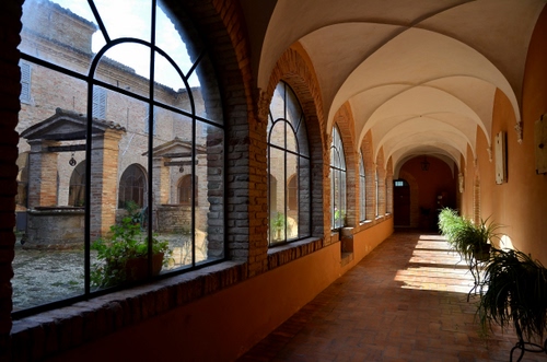 Immagine con archi, pozzi, finestre, portico, piante, pozzo, cortile, vetri, chiostro