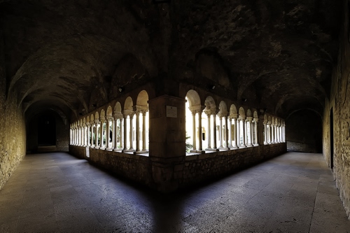 Immagine con archi, colonne, chiostro, ombra, volta, luce, pavimento, portici, volte, portico, prospettiva, colonnato