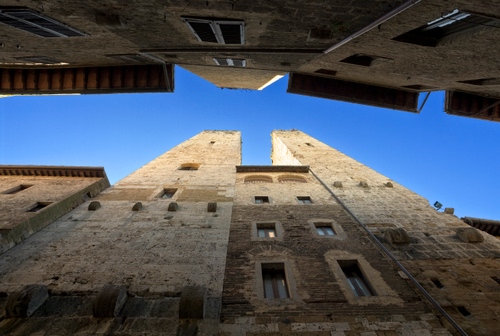 Immagine con finestre, prospettiva, torri, cielo, palazzi, azzurro